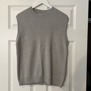 Women’s Amazon gray sleeveless knit sweater top. NEW!